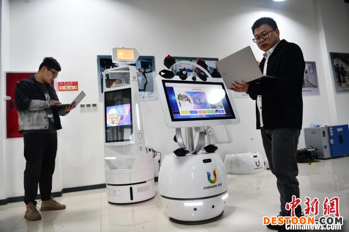 研发人员正在调试专门服务于成都大运会的智能机器人。 张浪 摄