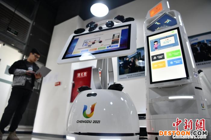 智能机器人亮相。 张浪 摄