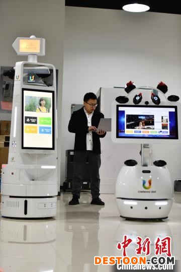 研发人员正在调试专门服务于成都大运会的智能机器人。 张浪 摄