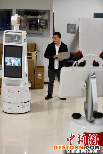 研发人员正在调试专门服务于成都大运会的智能机器人。 张浪 摄