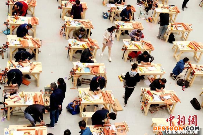 江西60名能工巧匠在“中国实木家居之都”南康比拼木工技能。(资料图) 吴寒 摄