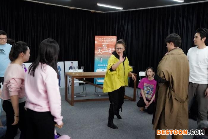 刘天池在排练现场。摄影记者：崔峻