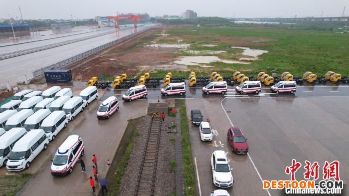 中国铁路南昌局向塘西车站开辟“绿色通道”，通过快配空、快装车、快编组等措施，确保救护车安全正点运输。 胡世杰 摄