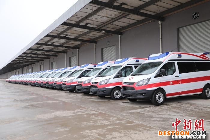 40辆负压救护车整装待发从江西南昌向塘铁路物流基地出发驰援上海。 胡世杰 摄