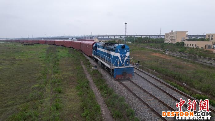 4月15日，一列装载40辆负压救护车的货物专列，从江西南昌向塘铁路物流基地出发驰援上海。 胡世杰 摄