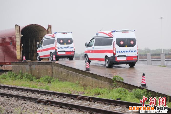 本次运输负压救护车使用的专用车厢，是专门为运输大中型车辆定制的，优化了押运环节，避免交叉感染风险。 胡世杰 摄