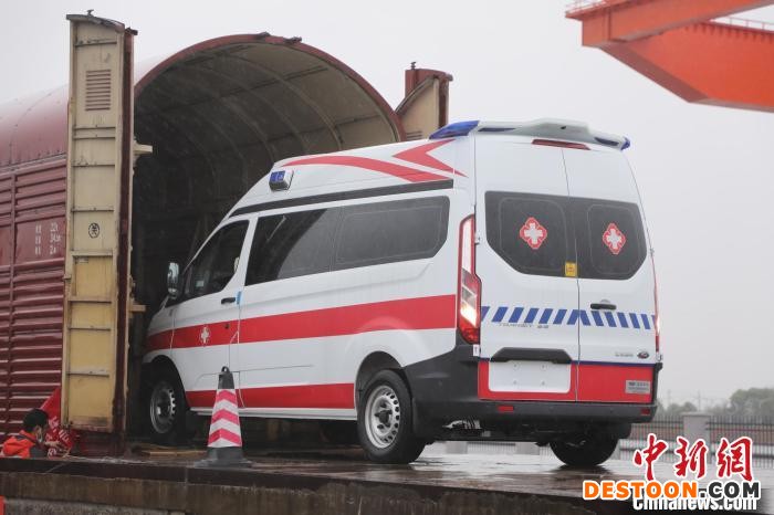 江西援沪专列满载40辆负压救护车驰援上海