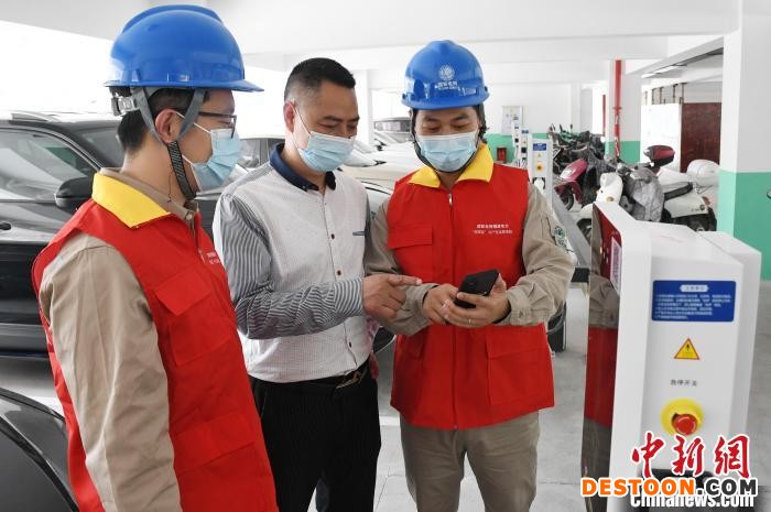 图为4月14日，国网福州供电公司员工在华港纺织集团宏港纺织工业园调试充电桩。 国网福州供电公司 供图