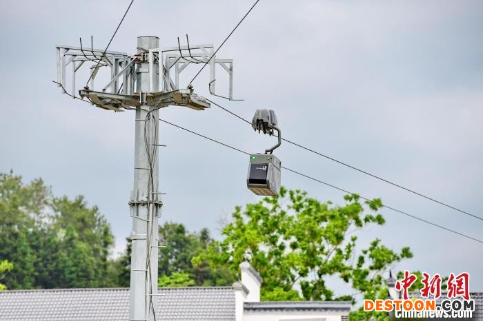 4月14日，江西赣州市安远县鹤子镇阳佳村，装载着农货的智慧物流运输快线“穿梭机器人”在低空索道穿行。 朱海鹏 摄