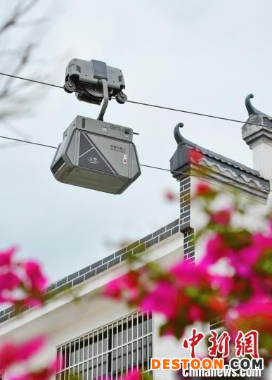 江西赣州现快递空中“穿梭机器人”助农货出山