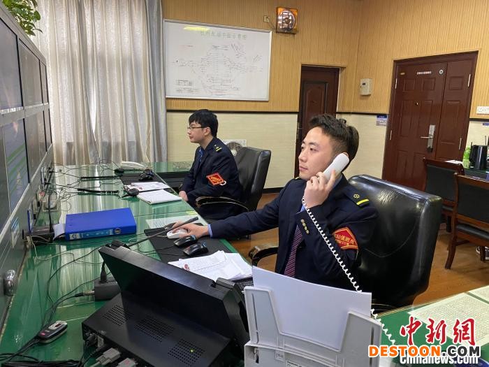 万翔(右)在工作中。 铁路乔司站供图