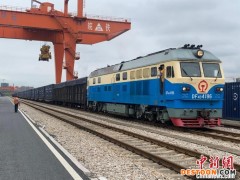 杭州北站“护航”援沪列车 近百吨抗疫物资保障民生