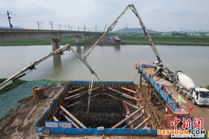 宁马城际铁路姑溪河大桥大体积混凝土承台顺利完成浇筑 许谦 摄