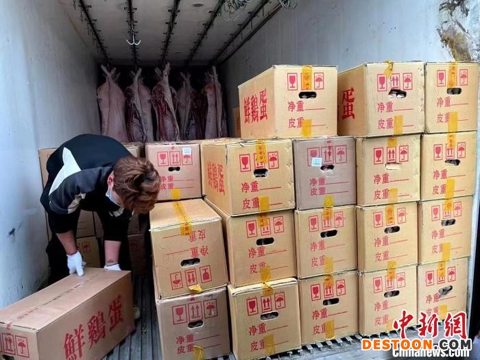 工作人员装载物资现场。 孙勇供图