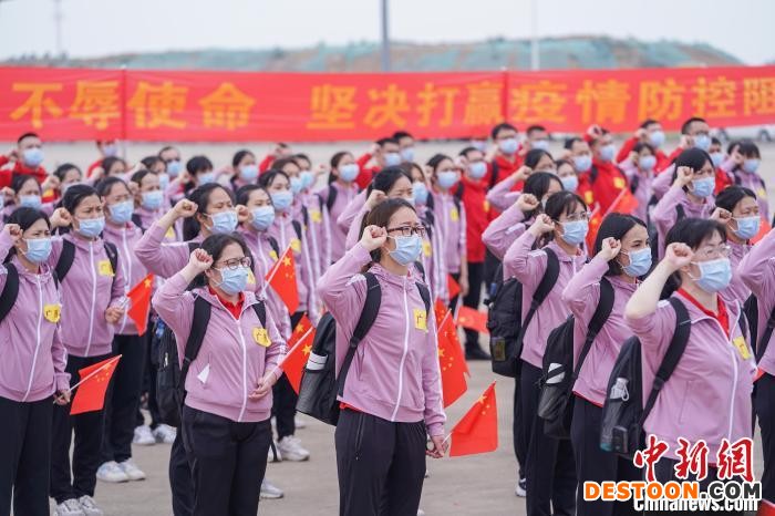 图为医疗队员在仪式上进行宣誓。 陈冠言 摄