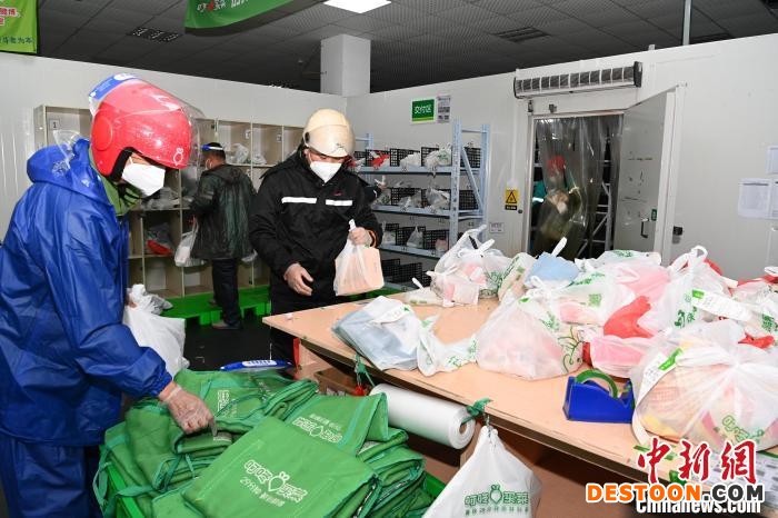 在前置仓，无论是送菜小哥，还是仓内的分拣员，他们都是脚步匆匆。 静安区新闻办供图