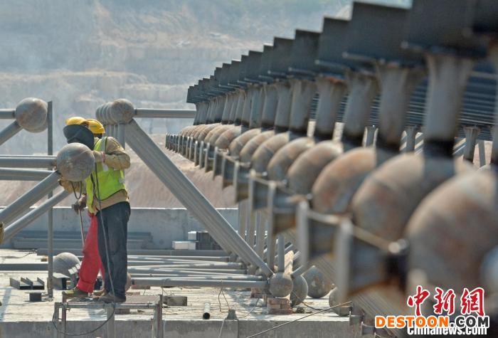 工人正在焊接钢结构网架。 林弘梫 摄