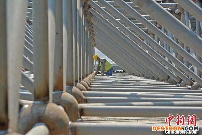 工人完成的钢结构网架。 林弘梫 摄