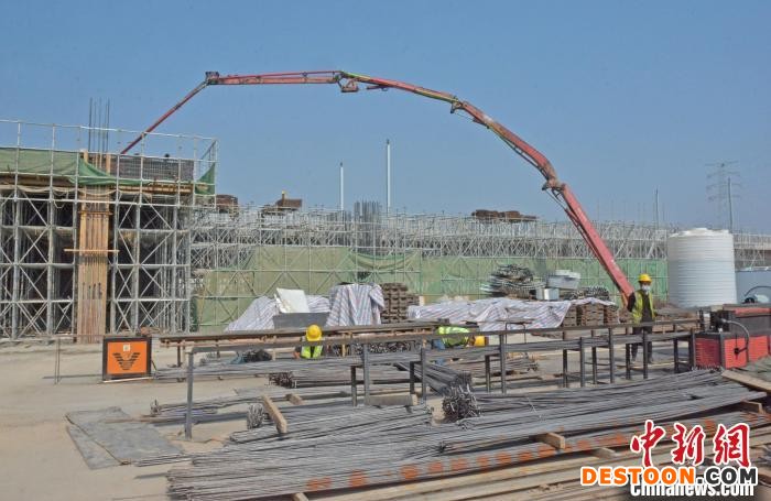 工人们在忙着浇筑。 林弘梫 摄