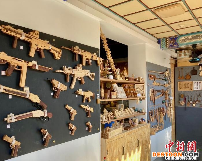 图为首创郎园Park内的木艺手作店。 徐婧 摄