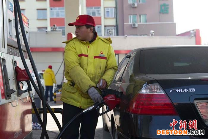 资料图：加油站工作人员为汽车加油 张云 摄