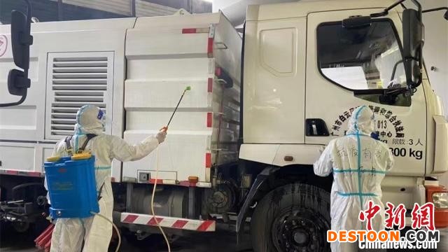 管控防范区里的“城市美容师”：“守卫”疫情下的街道洁净