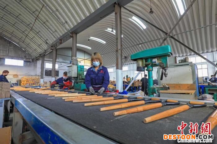 河北省滦南县钢锹产业经过40年发展，从当年的“家庭作坊”变成了现代化的大工厂。图为生产车间一角。 张洪鹏 摄