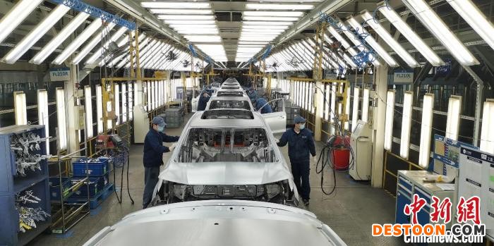 车身车间表调工段，检查白车身表面 上汽集团 供图