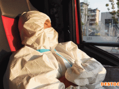 上海货车司机车里待命，被叫醒时的反应太真实了！