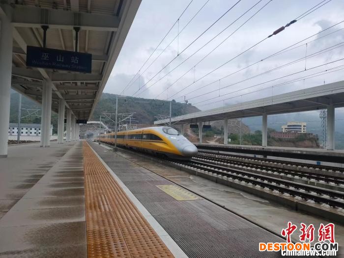 图为列车正在进行郑渝高铁襄阳东至万州北段的全线拉通试验。 黄茂程 摄