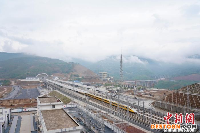 图为列车正在进行郑渝高铁襄阳东至万州北段的全线拉通试验。 黄茂程 摄