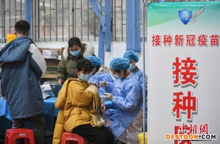 资料图：1月6日，安徽合肥，安徽农业大学学生在校园新冠疫苗接种点接种疫苗。 中新社记者 韩苏原 摄