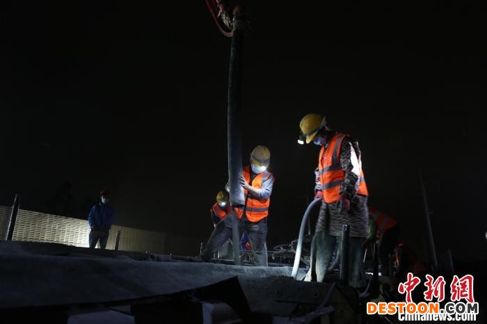 中铁上海工程局新建福厦铁路5标率先全线完成无砟轨道施工——夜间浇筑无砟轨道道床板。 中铁上海局供图