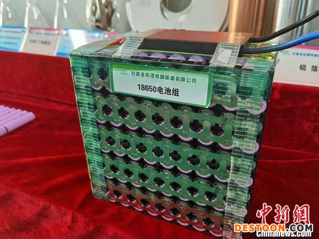 图为甘肃金昌境内一企业组装完成的新能源电池组。 冯志军 摄
