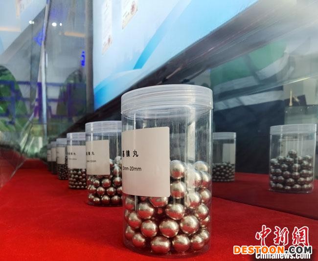 图为4月中旬，金川集团公司羰化冶金生产线上的产品展陈。 冯志军 摄