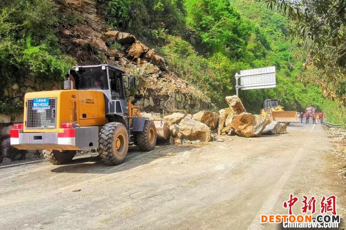 装载机清除落石。 李鹏芳 摄