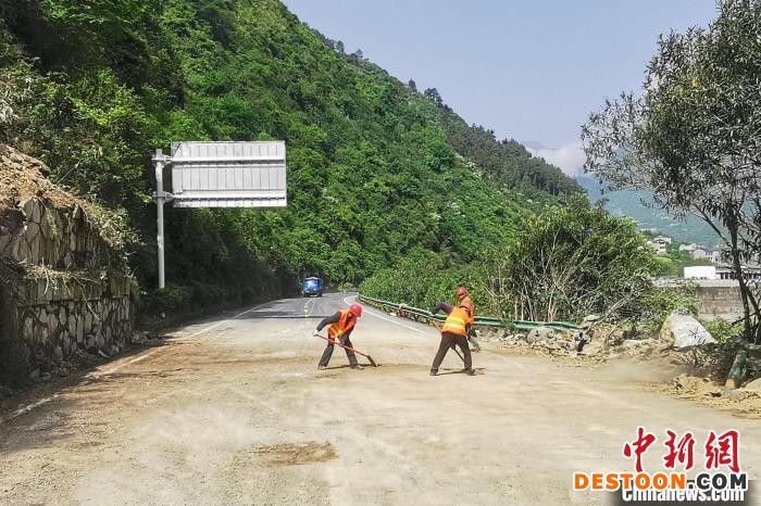 事故路面清理干净，道路恢复通畅。 李鹏芳 摄