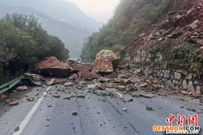 岩石滚落至路面阻断交通。 李鹏芳 摄