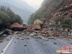 湖北兴山发生山体塌方 巨石滚落阻断交通