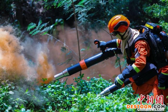 森林消防员处置火情。 李袁辉 摄