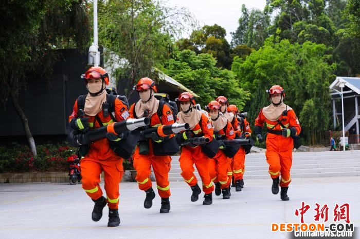 森林消防员前往火灾区域。 苏明炀 摄