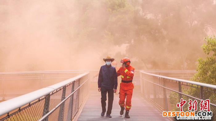 森林消防员疏散群众。 苏明炀 摄