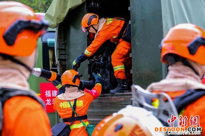 森林消防员处置火情。 李袁辉 摄