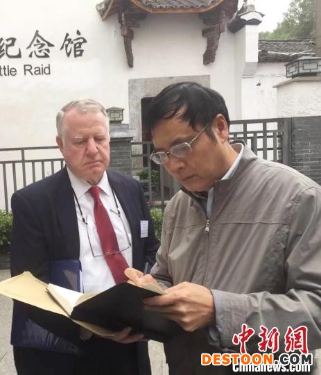 上饶市“杜立特行动”研究会研究员罗时平教授与杜立特行动14号机组领航员的儿子马西亚交流。(资料图) 罗时平 供图