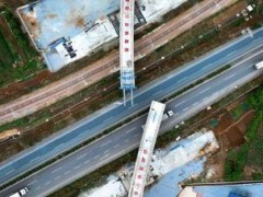 全国首座跨铁路公路双转体曲线铁路桥梁转体成功
