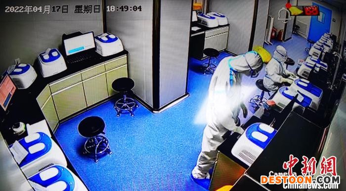 图为西宁市第一人民医院核酸检测基地队员正在进行样本制备。 西宁市第一人民医院供图