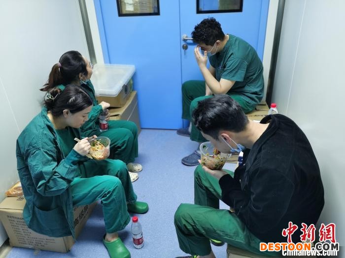 图为西宁市第一人民医院核酸检测基地队员工作结束后吃饭补充体力。 西宁市第一人民医院供图