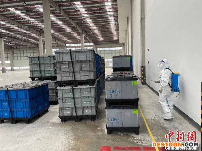 工作人员对货物进行消毒。 钱塘区商务局供图