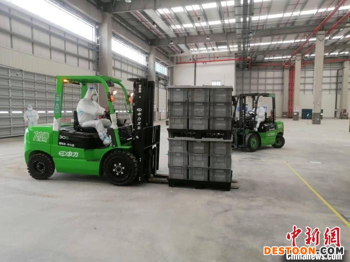 货物在仓库内装卸。 钱塘区商务局供图