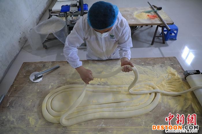 图为刘俊峰在搓大条。 邓小强 摄